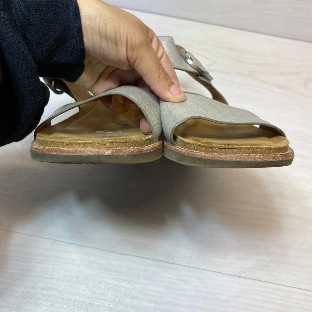 Sofft Womens 10M Sandal Flat Metallic Silver Leather Buckle SF0015897 Comfort